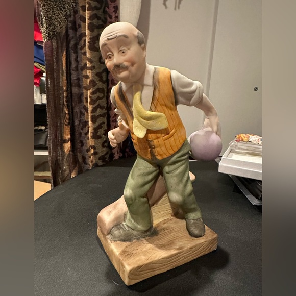 Vintage Italy Capodimonte PotteryFigurine 8.5
